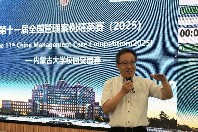 男人的照片上写着字描述已自动生成,人的照片上写着字描述已自动生成,一群人在餐厅里描述已自动生成