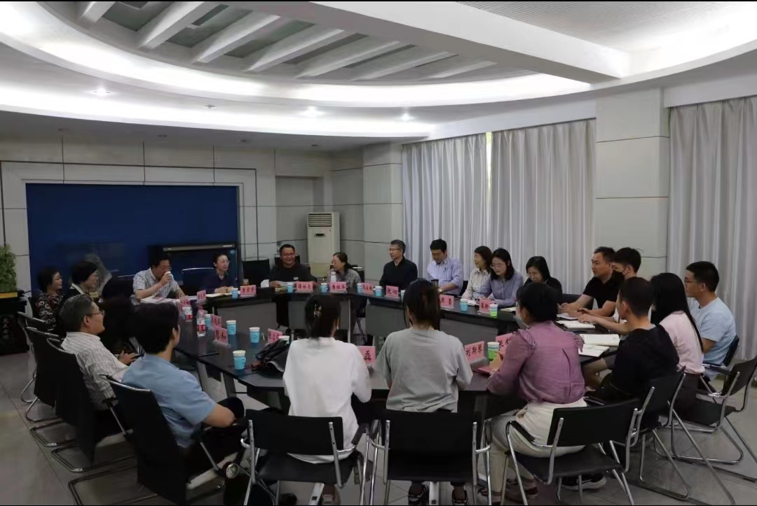 会议室里的人们描述已自动生成