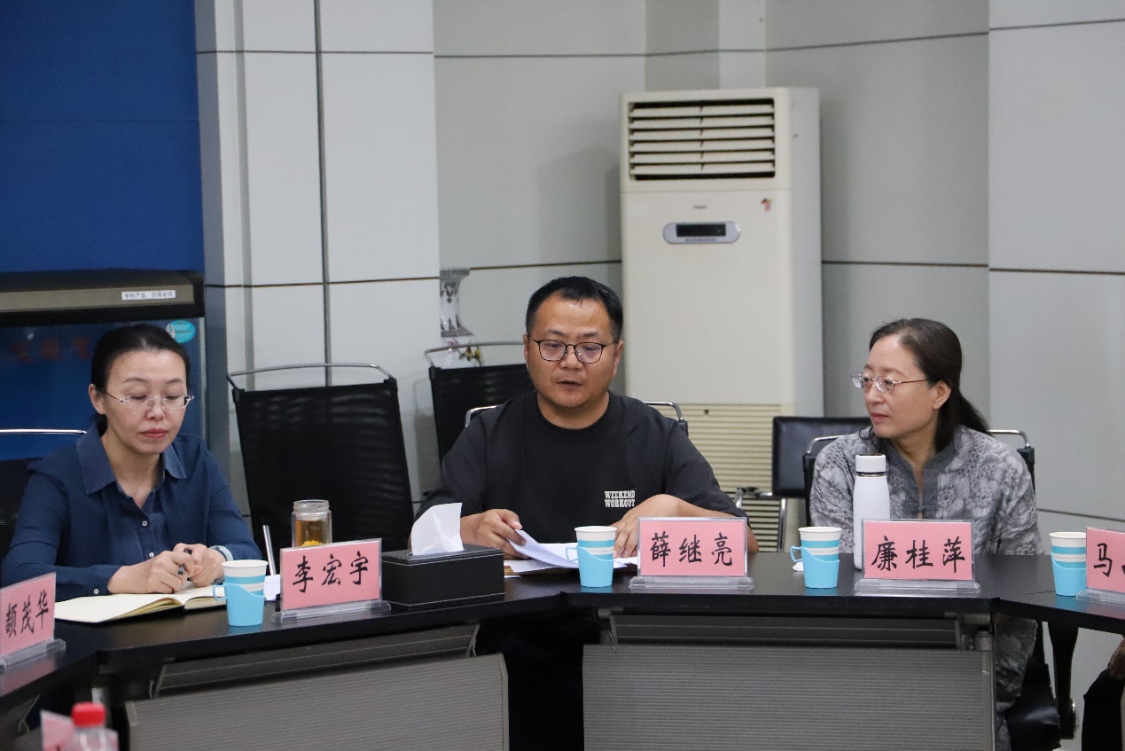 男人和女人站在桌子前低可信度描述已自动生成